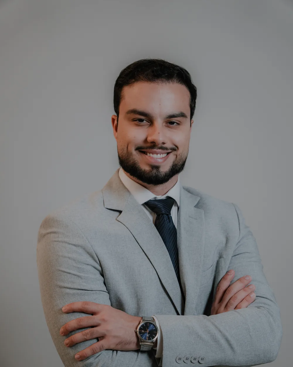 Leonardo Matielo, advogado, de terno cinza claro e braços cruzados